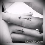 Оригинален пример за съществуващ кръст върху татуировка на пръст - рисунката е подходяща за татуировка с кръстосан показалец