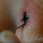 Готин пример за татуировка с кръст, направена на пръст - рисунката е подходяща за кръстосана татуировка на безименния пръст