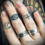Готина версия на нанесения кръст за татуировка на пръста - рисунката е подходяща за кръстосана татуировка на пръста на лявата ръка