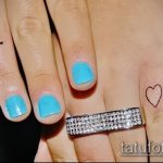 Готин пример за завършена татуировка на кръст на пръст - рисунката е подходяща за татуировка под формата на кръст на пръст