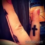 Интересна версия на готовия татуировъчен кръст на пръста - рисунката е подходяща за кръстосана татуировка на безименния пръст