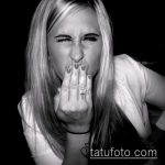 Готин пример за кръстосана татуировка на пръст - рисунката е подходяща за кръстосана татуировка на левия пръст