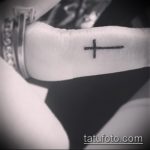 Готин пример за съществуващ кръст върху татуировка на пръст - рисунката е подходяща за татуировка с кръст на пръст