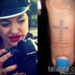 Оригинален пример за завършена татуировка на кръст на пръст - рисунката е подходяща за татуировка на кръст на безименния пръст