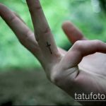 Тестова версия на готовия татуировъчен кръст на пръста - рисунката е подходяща за татуировка под формата на кръст на пръста