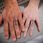 Готина версия на съществуващ кръст върху татуировка на пръст - рисунката е подходяща за кръстосана татуировка на левия пръст