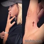 Уникален пример за съществуващ кръст върху татуировка с пръст - рисунката е подходяща за татуировка с кръстосан показалец