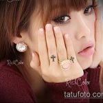 Готин пример за татуировка с кръст, направена на пръст - рисунката е подходяща за кръстосана татуировка на безименния пръст