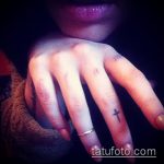 Уникален пример за кръстосана татуировка, направена на пръст - рисунката е подходяща за кръстосана татуировка на безименния пръст