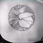 Az alkalmazott kör tetoválás érdekes változata - a rajz alkalmas tetováló kör feliratra