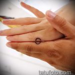 A meglévő kör tetoválás hűvös változata - a rajz alkalmas egy kör tetoválásra, amelynek belseje egy pont