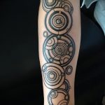 Egy remek példa egy kör tetoválásra - a rajz alkalmas háromszög kör tetoválásra