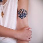 Egy meglévő kör tetoválás tesztpéldája - a rajz kör alakú tetováláshoz alkalmas