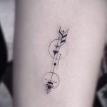 A kész kör tetoválás egyedi változata - a rajz alkalmas egy kör tetoválásra, amelynek belsejében van egy pont