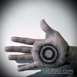 Egy remek példa a tetovált körre - a rajz alkalmas egy kör tetoválásra, amelyen belül egy pont található