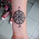 A meglévő kör tetoválás érdekes változata - a rajz alkalmas a kör tetoválására a vállán