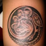 A kivitelezett kör tetoválás eredeti változata - a rajz alkalmas háromszög kör tetoválásra