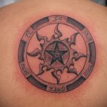 Egy remek példa a tetovált körre - a rajz alkalmas egy kör körüli tetováláshoz