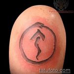 Az alkalmazott kör tetoválás hűvös változata - a rajz alkalmas a kar körkörös tetoválására