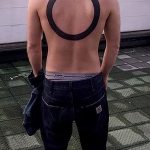 A kész kör tetoválás hűvös változata - a rajz alkalmas háromszög kör tetoválásra