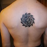 Az alkalmazott kör tetoválás hűvös változata - a rajz alkalmas arra, hogy mit jelent a kör tetoválás