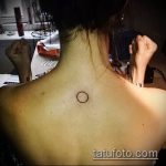 A meglévő kör tetoválás érdekes változata - a rajz alkalmas a kör tetoválására a hátán