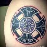 A meglévő kör tetoválás egyedi változata - a rajz alkalmas egy kör tetoválásra, amelynek belsejében van egy pont