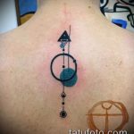 A meglévő kör tetoválás hűvös változata - a rajz alkalmas a kör körüli tetováláshoz tartozó fára