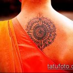 Az alkalmazott kör tetoválás érdekes változata - a rajz alkalmas tollakkal ellátott kör tetoválásra