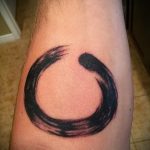Egy remek példa a tetovált körre - a rajz alkalmas a kör tetoválására a mellkason