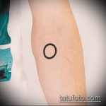 Példa egy meglévő kör tetoválásra - a rajz alkalmas egy kör tetoválásra, amelynek belsejében van egy pont