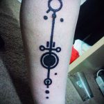 Egy eredeti példa a kör tetoválásra - a rajz alkalmas egy kör tetoválásra, amelyen belül egy pont található