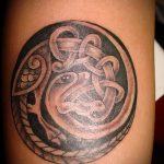 A meglévő kör tetoválás hűvös változata - a rajz alkalmas a mellkas kör tetoválására