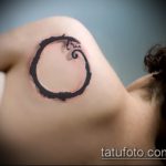 A kivitelezett kör tetoválás egyedi változata - a rajz alkalmas a kör tetoválására a hátán