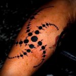 Egy remek példa a tetovált körre - a rajz alkalmas egy kör körüli tetováláshoz