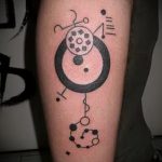 Jó példa a kész kör tetoválásra - a rajz alkalmas táj kör tetoválásra