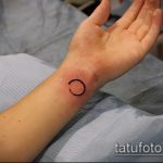 Egy remek példa a tetovált körre - a rajz alkalmas tetováló kör feliratra