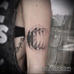 Jó példa egy meglévő kör tetoválásra - a rajz alkalmas kör tetoválásra a csuklón