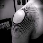 A kész kör tetoválás érdekes változata - a rajz alkalmas a kör tetoválására a hátán