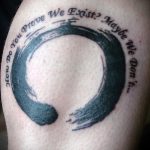 Az elvégzett kör tetoválás hűvös változata - a rajz alkalmas a kör tetoválására a hátán