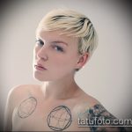 A kivitelezett kör tetoválás érdekes változata - a rajz alkalmas egy kör tetoválásra, amelynek belsejében egy pont van