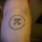 A tetovált kör egyedi változata - a minta alkalmas háromszög kör tetoválásra