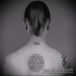 Érdekes példa a tetovált körre - a rajz alkalmas egy kör tetoválás hullámára