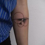 A kész kör tetoválás egyedülálló példája - a rajz alkalmas tollal ellátott kör tetoválásra