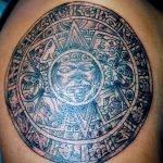 Jó példa a kész kör tetoválásra - a rajz alkalmas kör feliratos tetoválásra