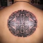 Jó példa a kész kör tetoválásra - a rajz alkalmas a kör körüli tetováláshoz tartozó fára