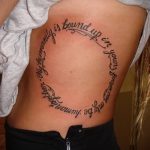 A meglévő kör tetoválás hűvös változata - a rajz alkalmas egy kör tetoválásra, amelyen belül egy pont található