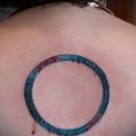 Jó példa egy meglévő kör tetoválásra - a rajz alkalmas egy kör tetoválás hullámára