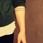 Fénykép egy vonalas tetoválásról, kelte: 2018.09.17. №210 - vonal tetoválás -