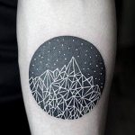 Fotó egy vonalas tetoválásról, kelte: 2018.09.17. №090 - vonal tetoválás -